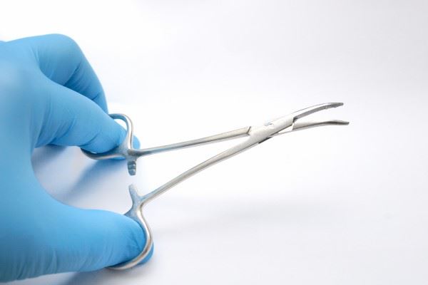 individual holding curved kelly forceps