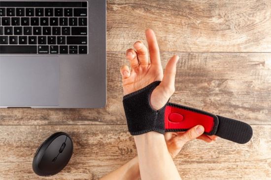 carpal tunnel hand brace in use