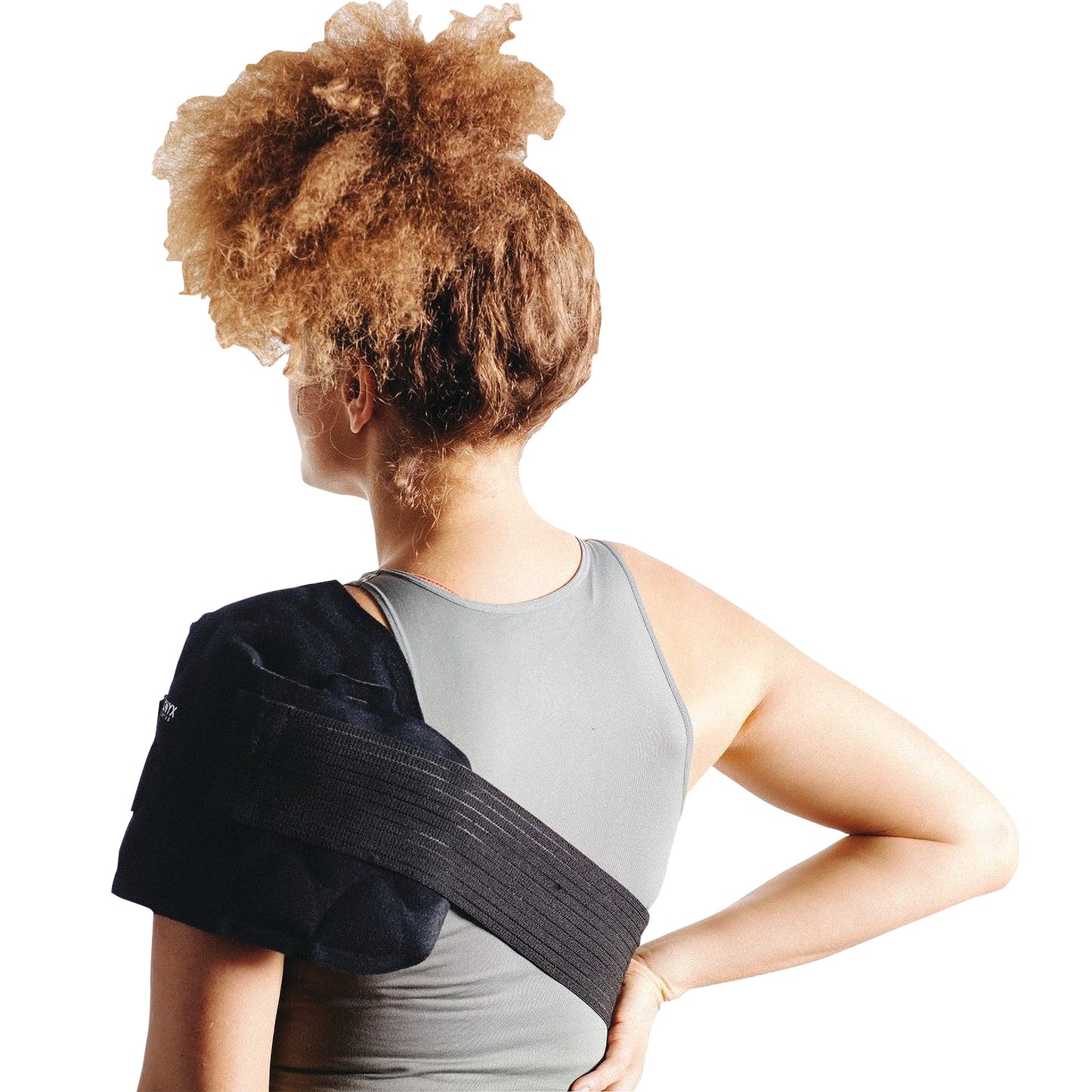 A person wearing the Xena Therapies Onyx Cool Shoulder+ wrap on their right shoulder, over a gray tank top.